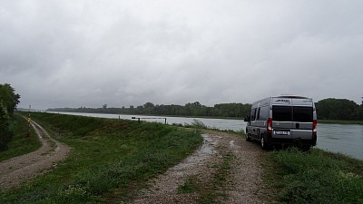 Au bord du Rhin sous la pluie