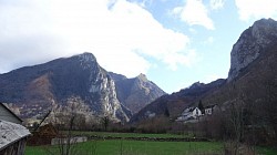 entouré par les montagnes