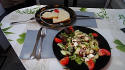 Terrine de poissons et salade à la grec