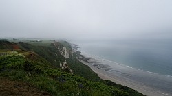 La côte dans la brume